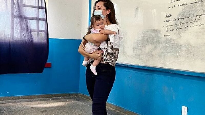 Professora segura bebê de aluna adolescente para ela estudar e foto viraliza