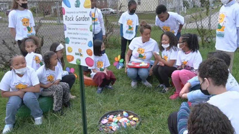 Professora cria equipe de bondade e ensina alunos a espalhar gentileza