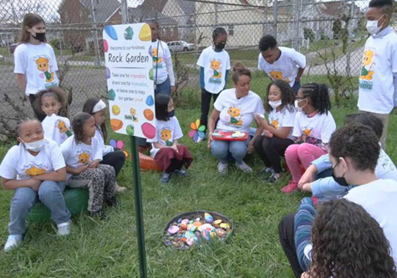 Professora cria equipe de bondade e ensina alunos a espalhar gentileza