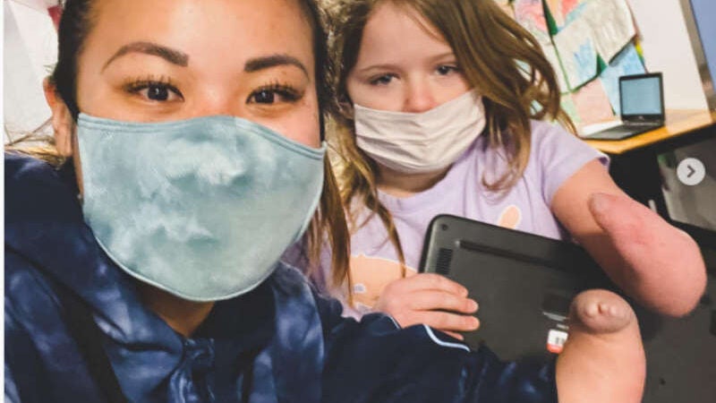 Garotinha se emociona ao ver nova professora com mesma condição genética