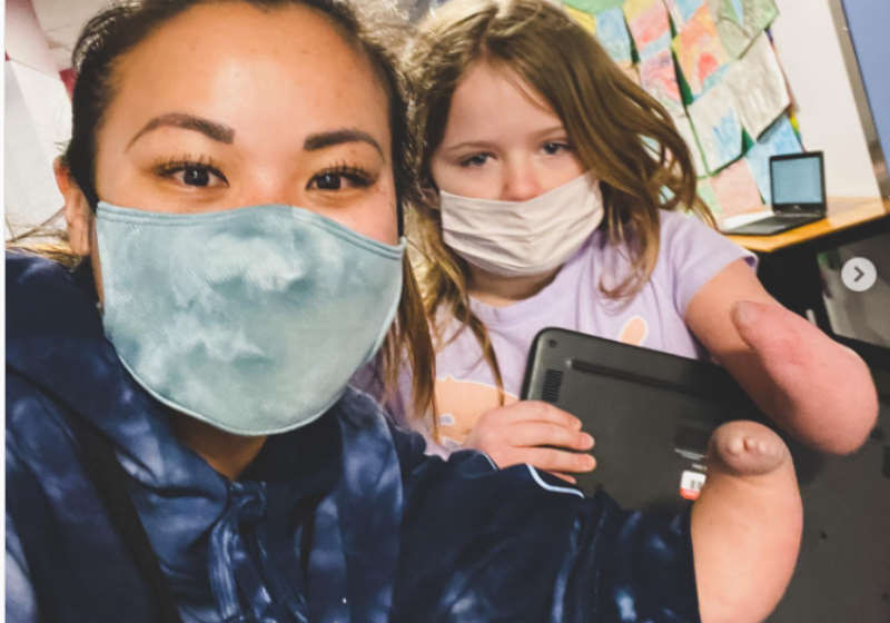 Garotinha se emociona ao ver nova professora com mesma condição genética