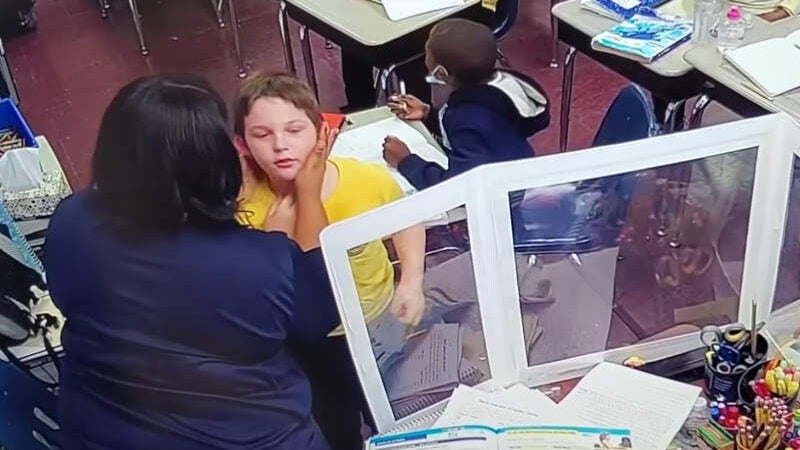 Professora salva aluno engasgado com tampa de garrafa. Assista!