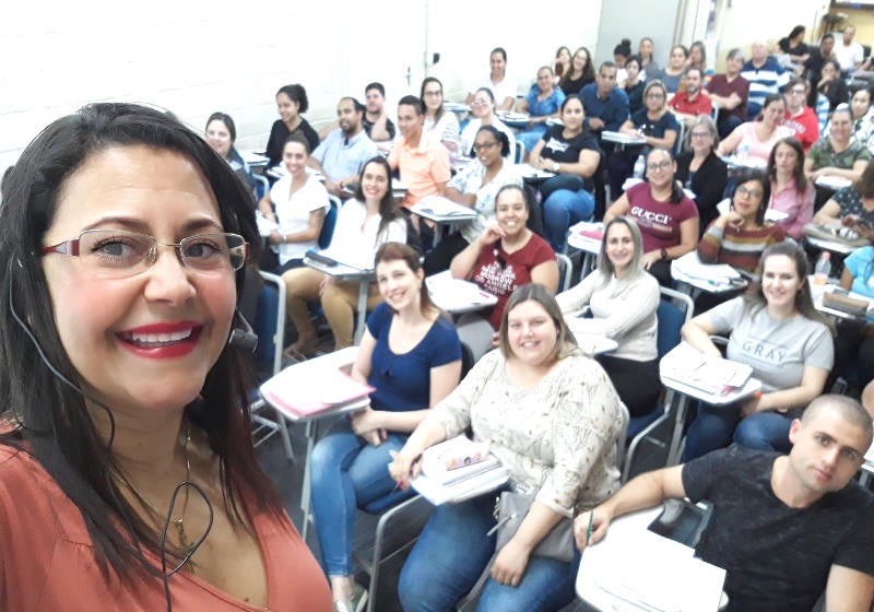 Professora vence timidez e cria canal pra ensinar “português sem mimimi”