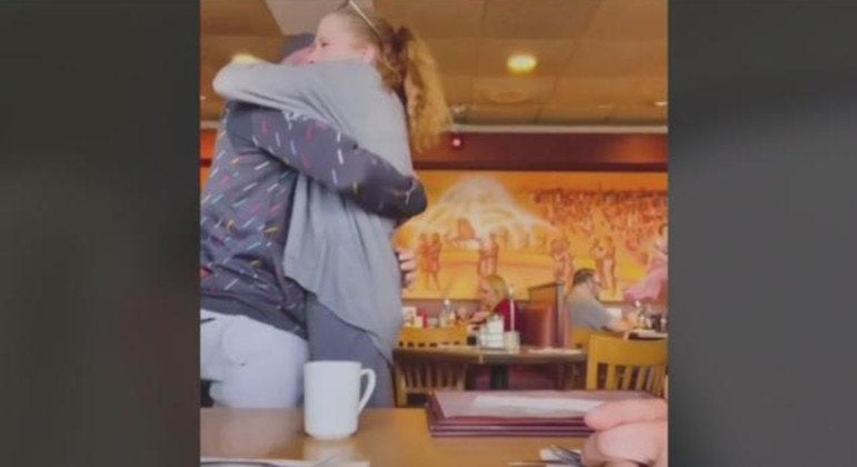 Soldado atravessa o país para fazer surpresa para a mãe e viraliza