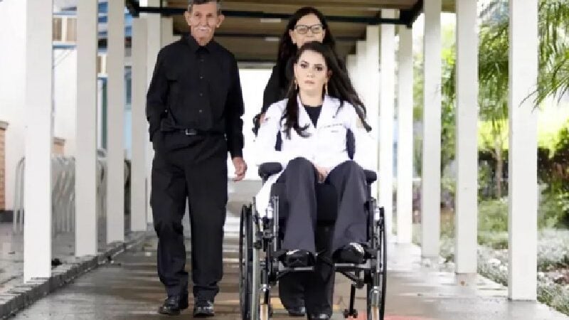 Conheça Elaine, a 1ª tetraplégica a se formar em Medicina no Brasil