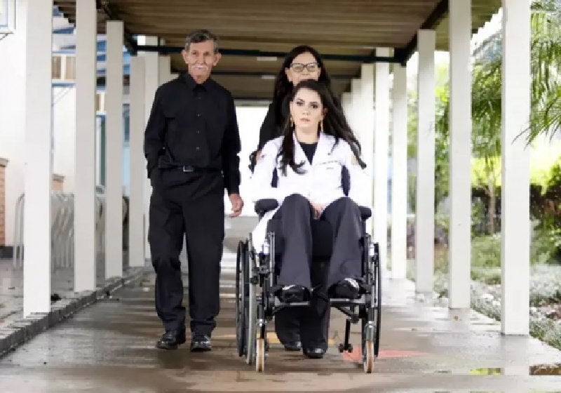 Conheça Elaine, a 1ª tetraplégica a se formar em Medicina no Brasil