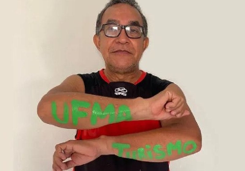 Vovô estuda com netas e passa na universidade aos 61
