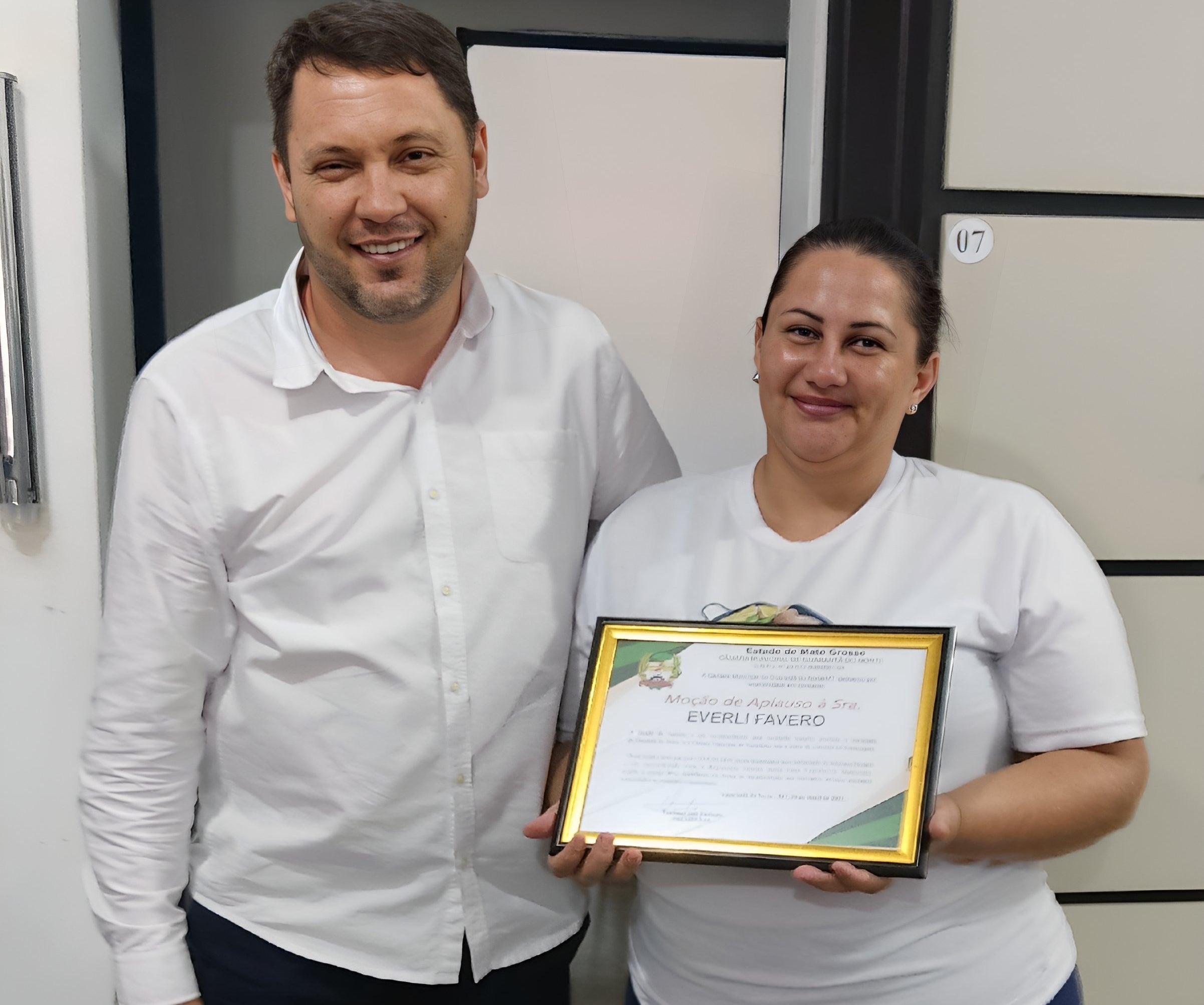 Moção de Aplauso é entregue a merendeira Guarantaense