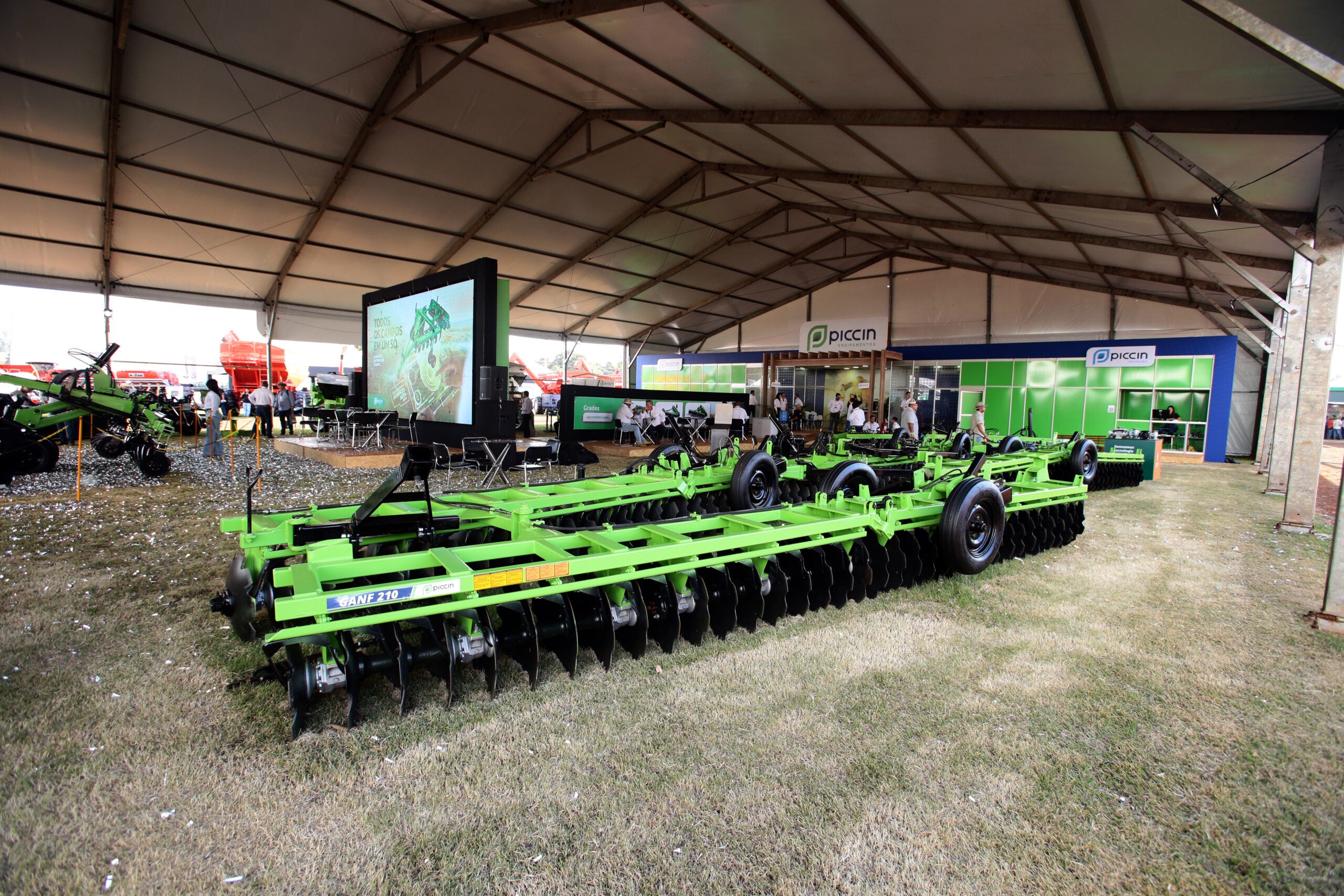 Nova grade niveladora facilita transporte e operação em grandes áreas