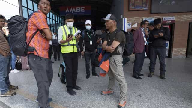 Equipe de resgate encontra destroços de avião desaparecido no Nepal