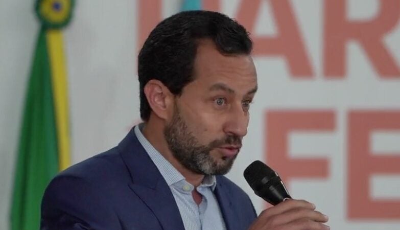 Prefeito define construção de quadra com vestiários em escola municipal de Nova Mutum