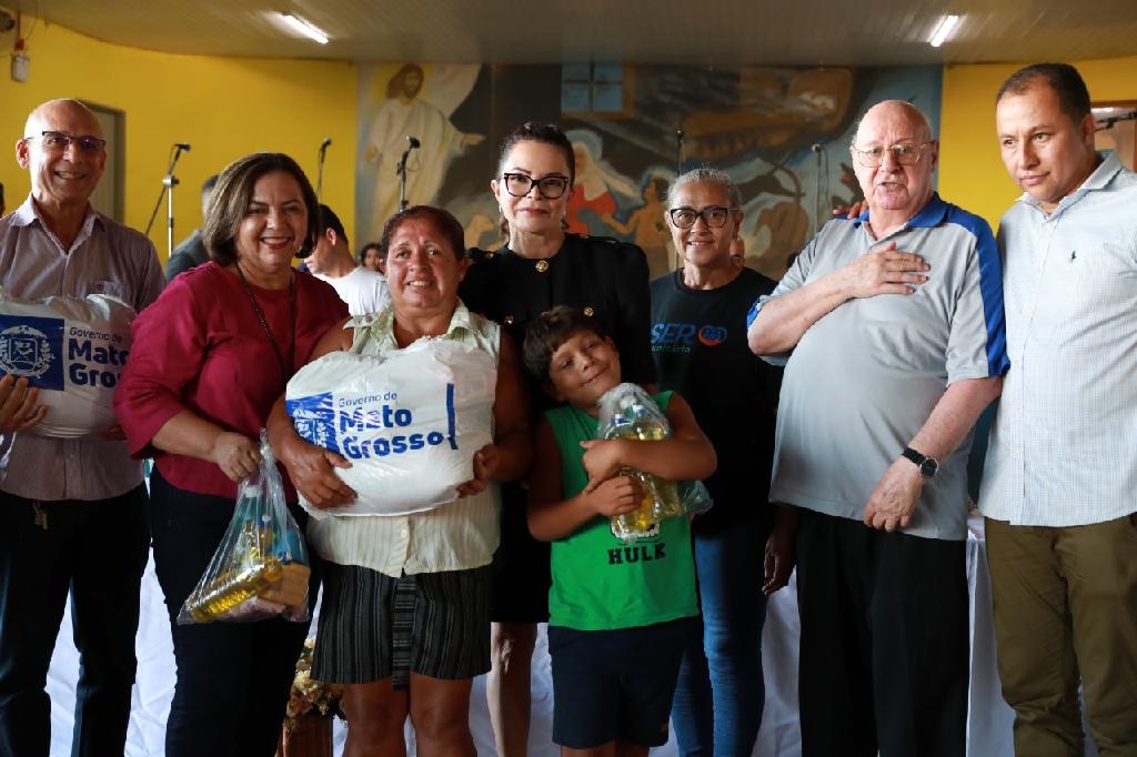 Primeira-dama entrega 5,7 mil cestas básicas a entidades beneficentes de Rondonópolis