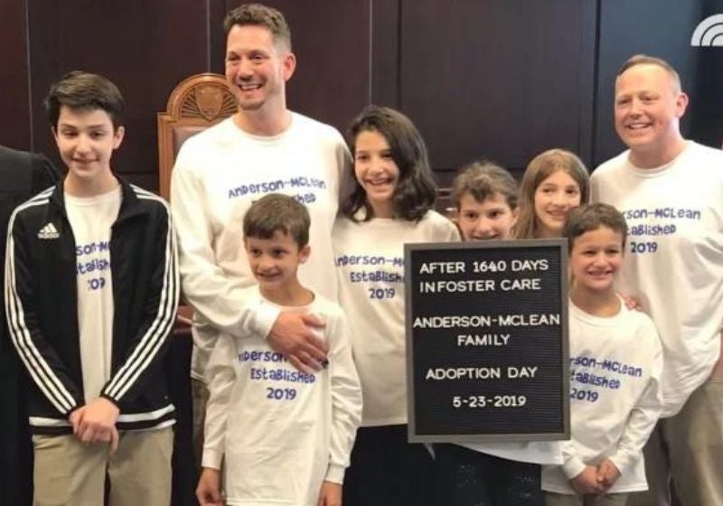 Após 5 anos em orfanato, 6 irmãos ganham lar: adotados por casal gay