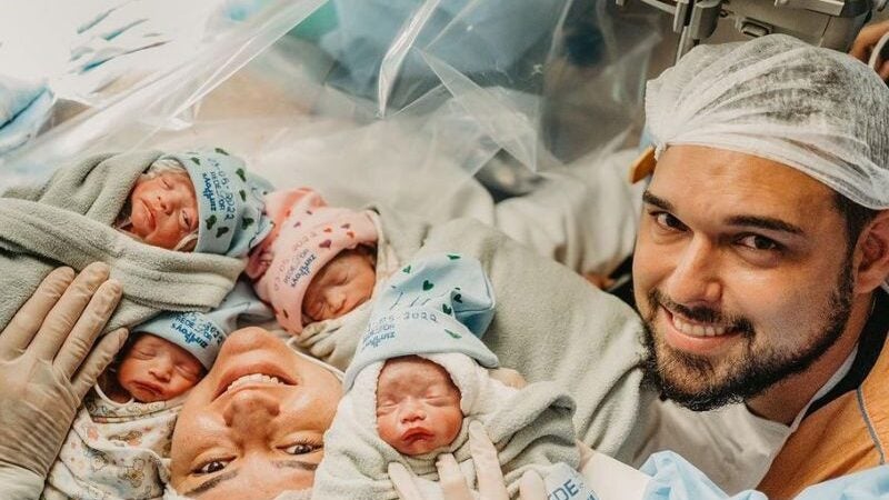 Casal celebra nascimento de quadrigêmeos após 10 anos de tentativas