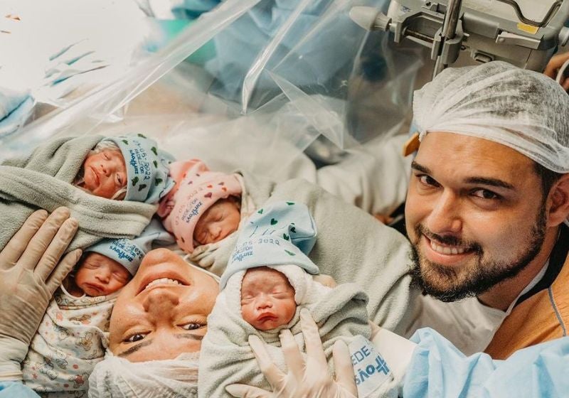 Casal celebra nascimento de quadrigêmeos após 10 anos de tentativas