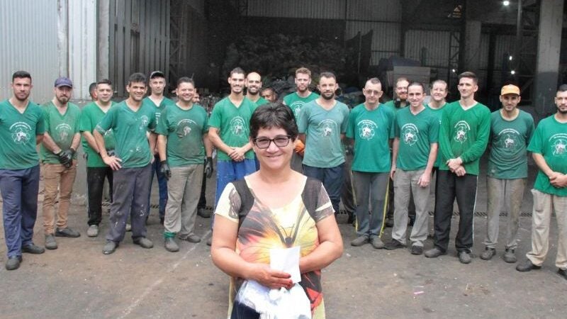 Catadores ajudam senhora recuperar R$ 92 mil colocados por engano no lixo