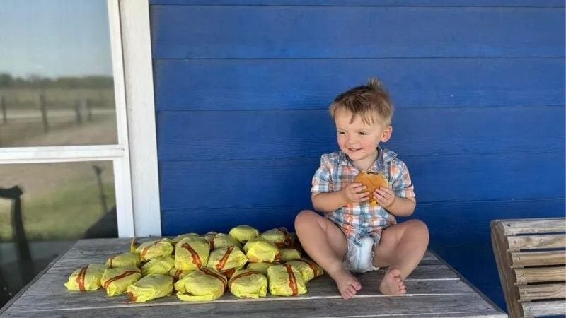 Mãe doa 31 hambúrgueres que filho de 2 anos pediu pelo celular sem querer