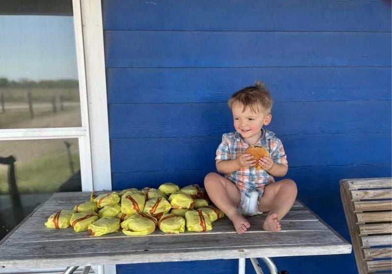 Mãe doa 31 hambúrgueres que filho de 2 anos pediu pelo celular sem querer