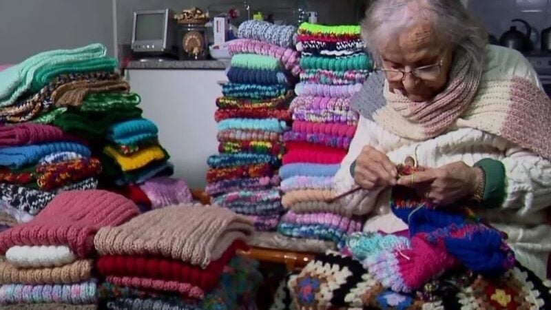Idosa de 92 anos já produziu mais de mil cachecóis para ajudar pessoas de rua