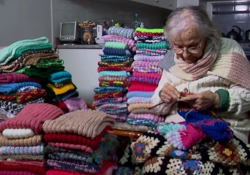 Idosa de 92 anos já produziu mais de mil cachecóis para ajudar pessoas de rua