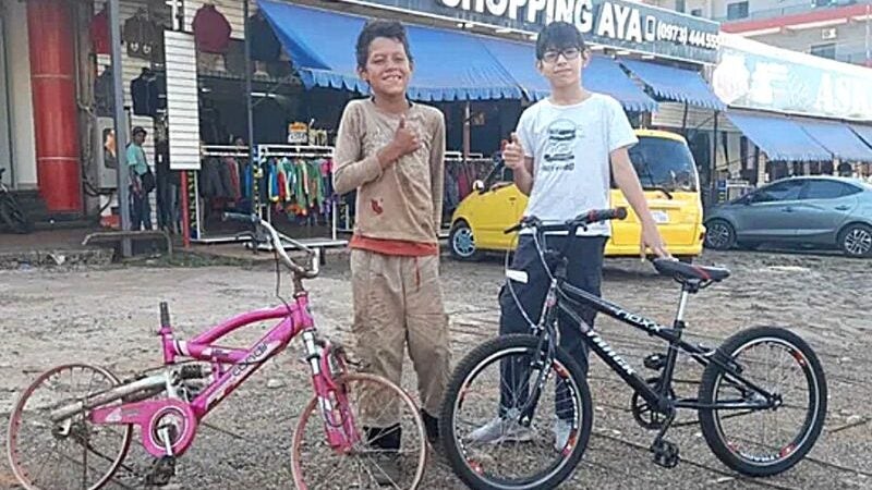 Menino doa própria bicicleta para amigo que andava com uma quebrada