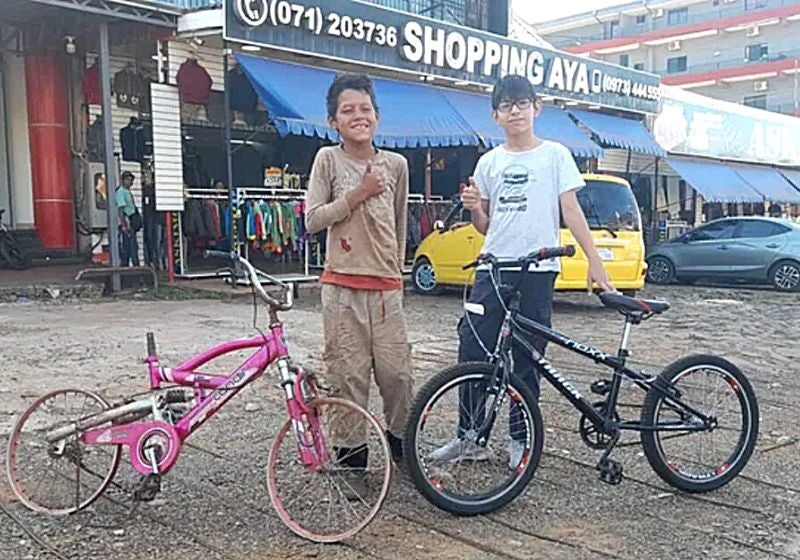 Menino doa própria bicicleta para amigo que andava com uma quebrada