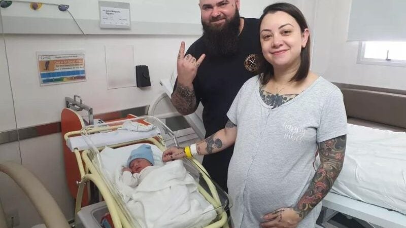Mulher dá a luz durante show do Metallica no Paraná: bebê roqueiro!