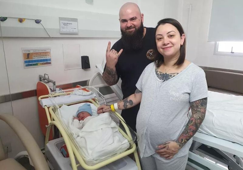 Mulher dá a luz durante show do Metallica no Paraná: bebê roqueiro!