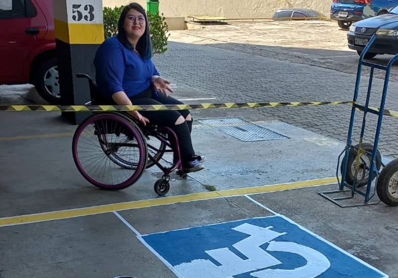 Jovem PcD ganha vaga especial na garagem do condomínio após petição online