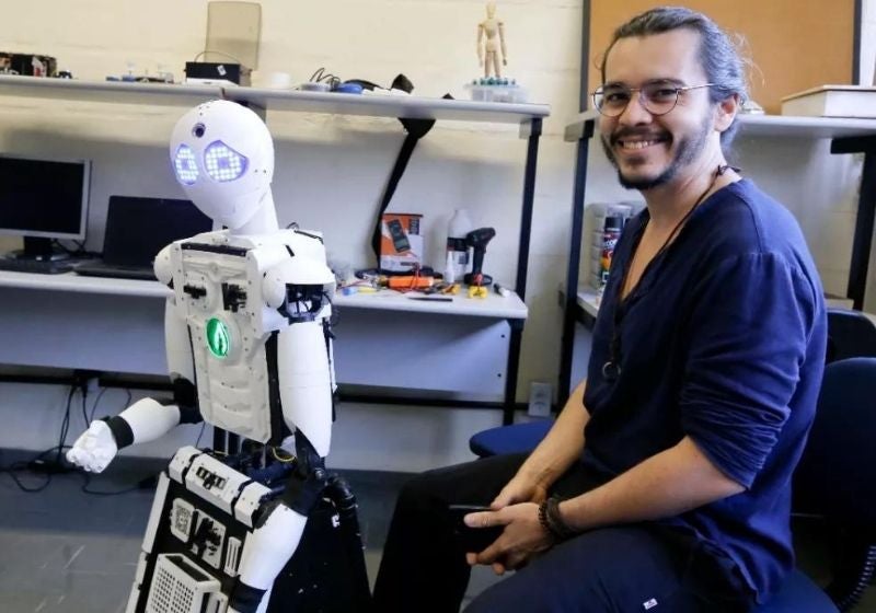 Professor brasileiro cria robô que poderá prever tragédias climáticas