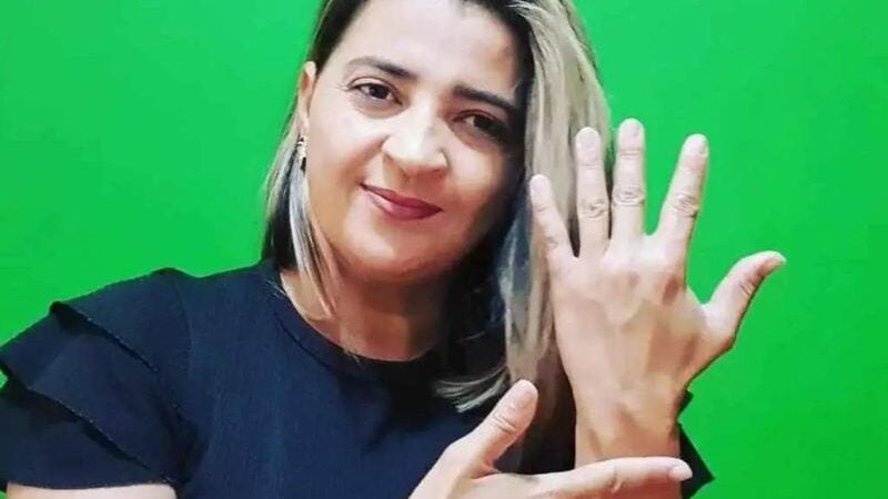 Professora defende tese em Libras e se torna 1ª doutora surda em Universidade de MG