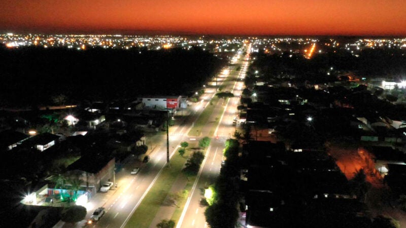 Avenida em Sinop recebe iluminação LED, grama, bancos e sinalização de trânsito 