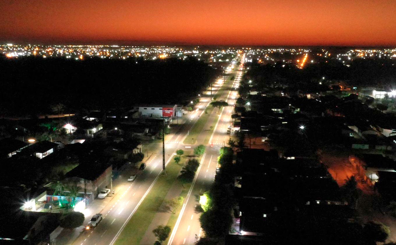 Avenida em Sinop recebe iluminação LED, grama, bancos e sinalização de trânsito 