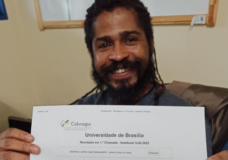 Sem-teto passa em universidade pública e ganha apoio para não desistir do sonho