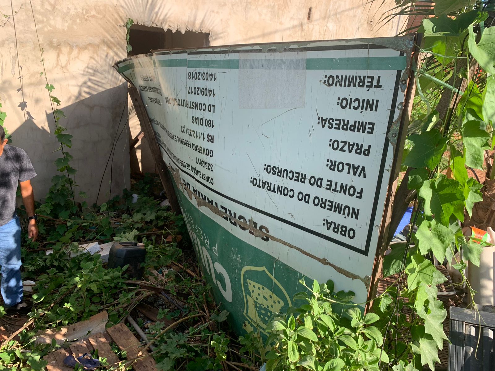 Obra de unidade de saúde que já consumiu R$ 1 milhão está parada desde 2018 e coberta pelo mato, denuncia vereadora