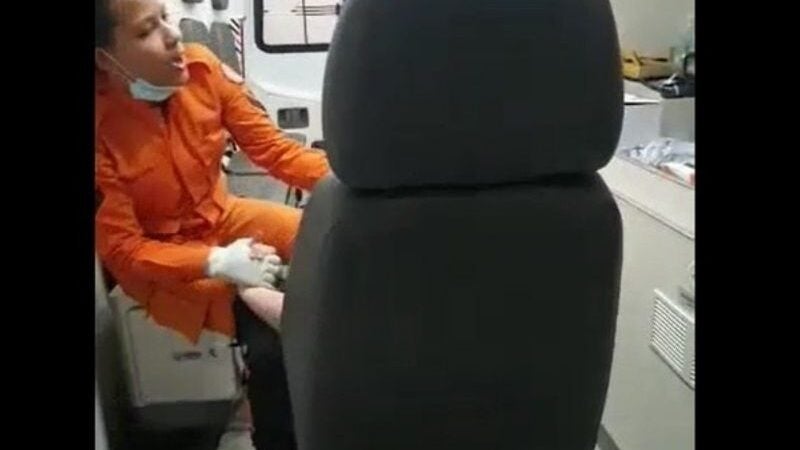 Bombeira canta para acalmar vítima de acidente que tem síndrome: vídeo
