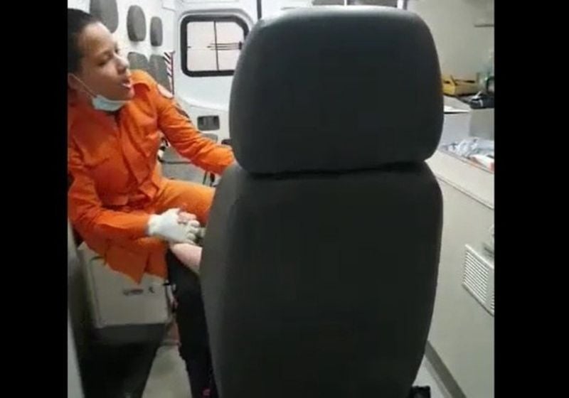 Bombeira canta para acalmar vítima de acidente que tem síndrome: vídeo