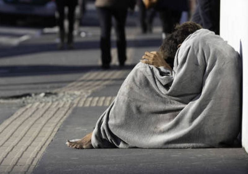 Frio intenso: Veja como ajudar população de rua nesses dias tão gelados