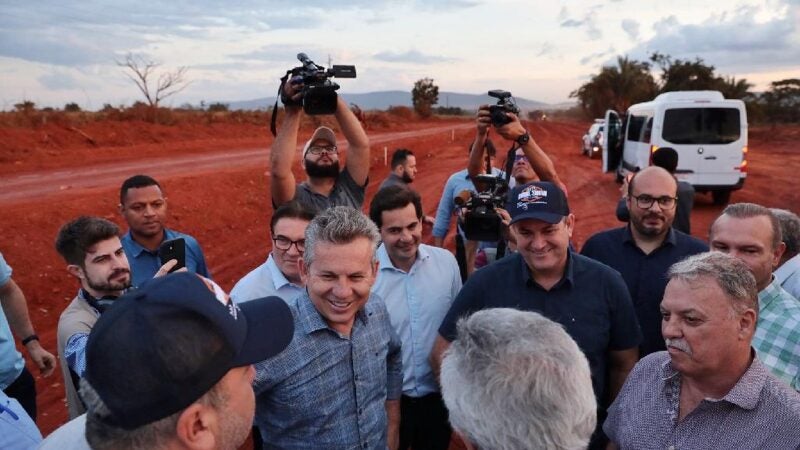 Mendes vistoria obras de asfalto em rodovia estadual; “redenção da região”, diz prefeito