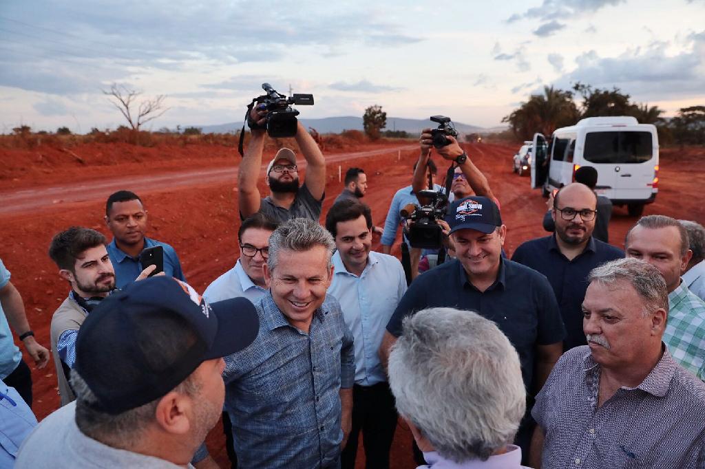 Mendes vistoria obras de asfalto em rodovia estadual; “redenção da região”, diz prefeito