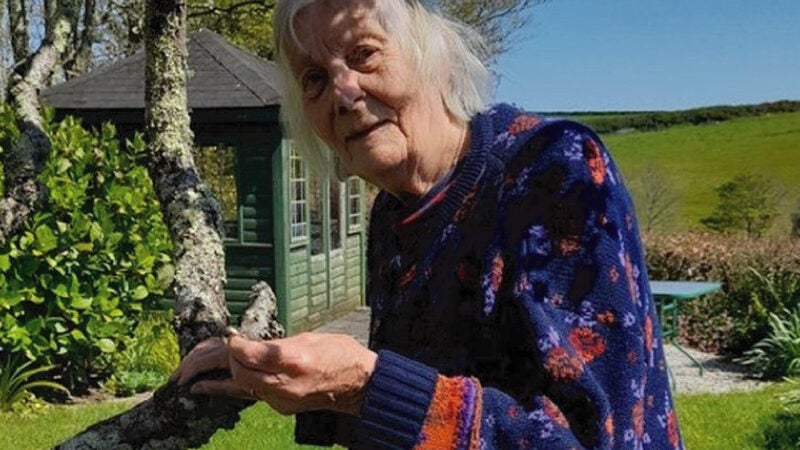Mulher de 90 anos encontra aliança do falecido marido após 35 anos