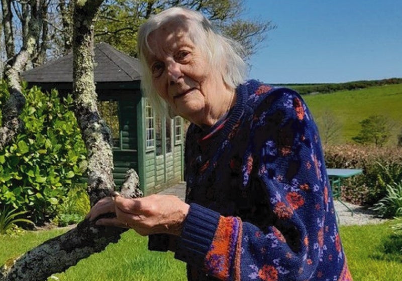 Mulher de 90 anos encontra aliança do falecido marido após 35 anos