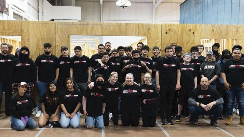 Estudantes constroem centro comunitário para veteranos de guerra