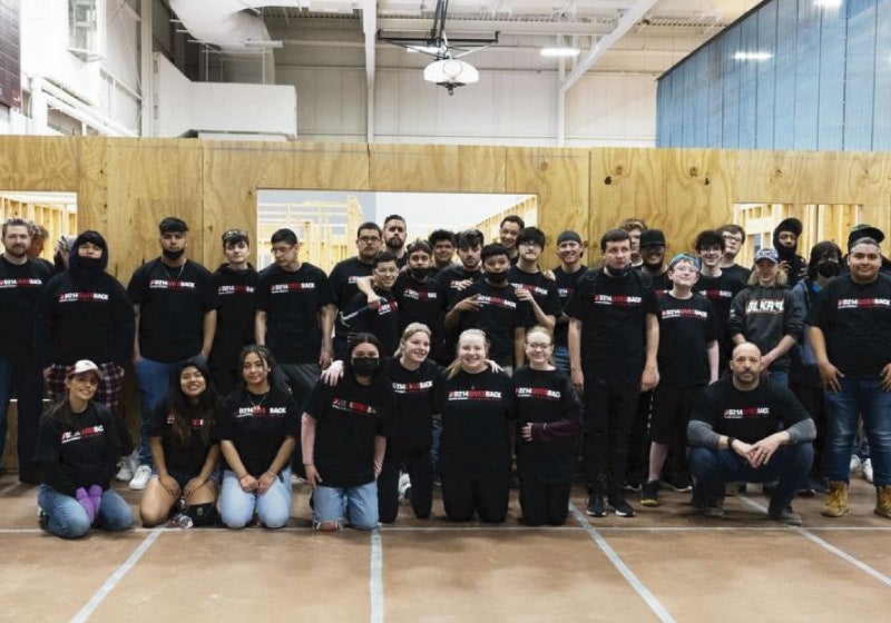 Estudantes constroem centro comunitário para veteranos de guerra