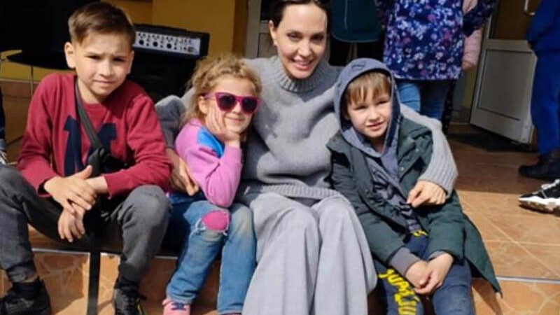 Angelina Jolie faz visita surpresa a Ucrânia em apoio a refugiados e voluntários