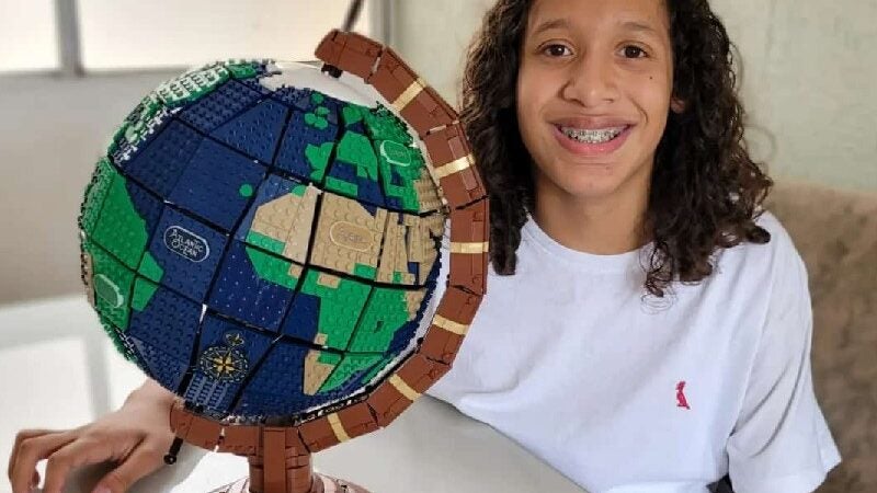 Menino autista monta globo terrestre com 2.600 peças de Lego em 9 horas