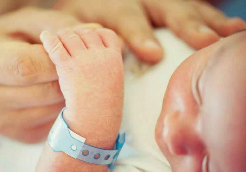 Declarada morta, bebê começa a chorar no funeral e é resgatada