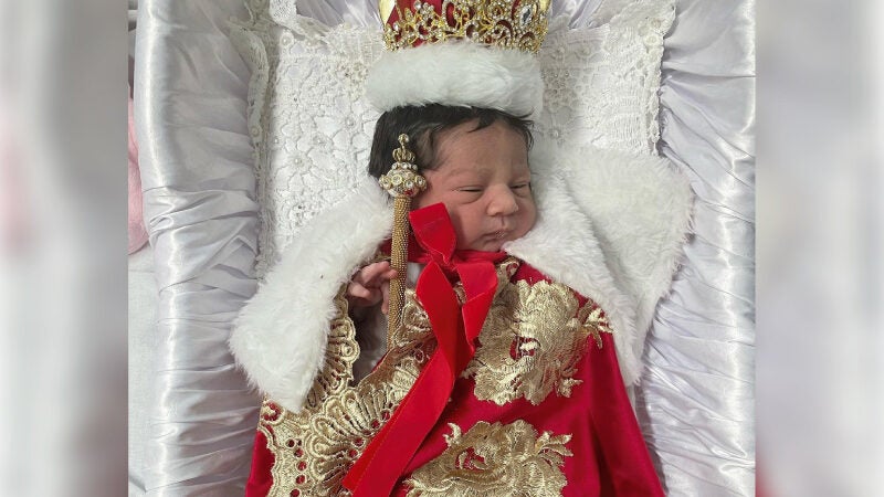 ‘Bebê majestade’ é coroada em semana dedicada a recém-nascidos
