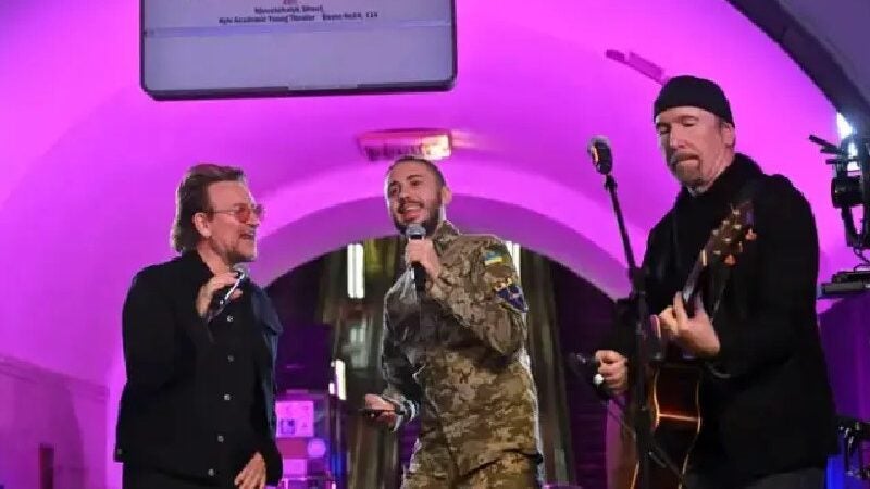 Bono do U2 faz show surpresa no metrô da Ucrânia, reza e pede paz