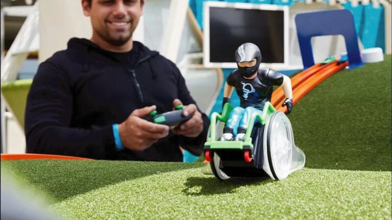 Hot Wheels lança 1º brinquedo de cadeira de rodas com controle remoto